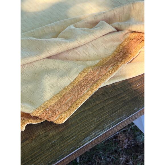 Vtg Morgan-Jones Bedspread Coverlet Full Goldenrod Yellow Lightweight Farmhouse - Picture 4 of 11